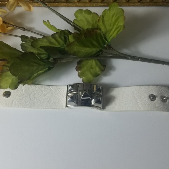 Fashion Jewelry, White and Silver snap bracelet - Picture 3 of 4